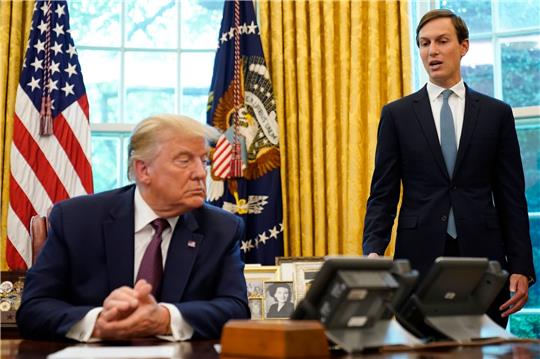 Jared Kushner mit dem damaligen US-Präsidenten Donald Trump, der auch sein Schwiegervater ist, im Oval Office des Weißen Hauses.