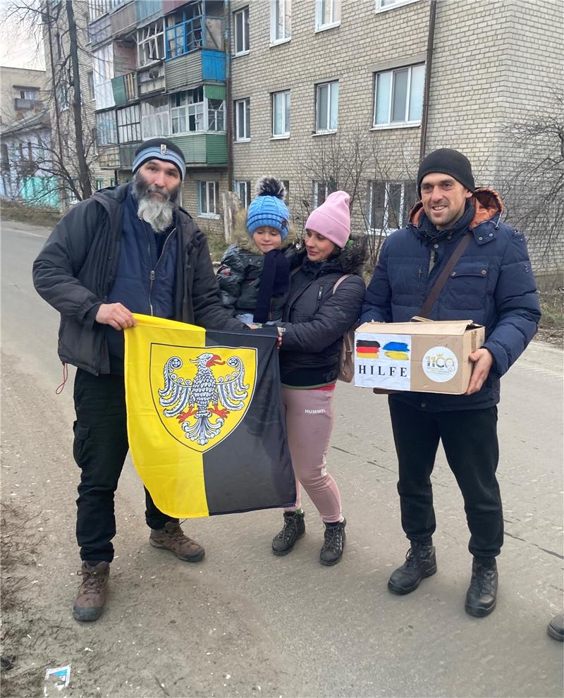 „Goslar hilft Menschen in und aus Krisengebieten“ wird geehrt Jarek Futerko (li.) hat schon an die 30 Hilfstransporte von Goslar in die Ukraine gefahren; die Pakete werden von den ukrainischen Familien mit großem Dank entgegen genommen. Foto: Privat