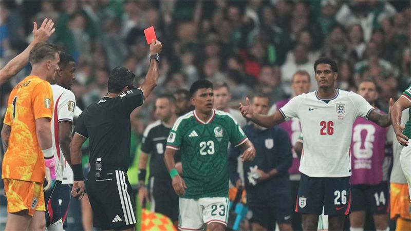 England triumphiert in epischem Duell mit Mexiko Jarell Quansah sah die Rote Karte.