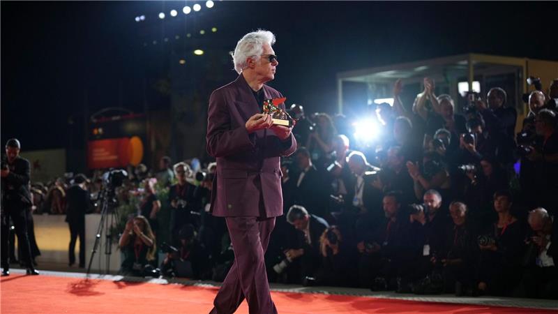 Leises Kino statt Moral-Anklage: Jarmusch gewinnt in Venedig Jarmuschs Film „Father Mother Sister Brother“ erzählt in drei Episoden von Familiendynamiken.