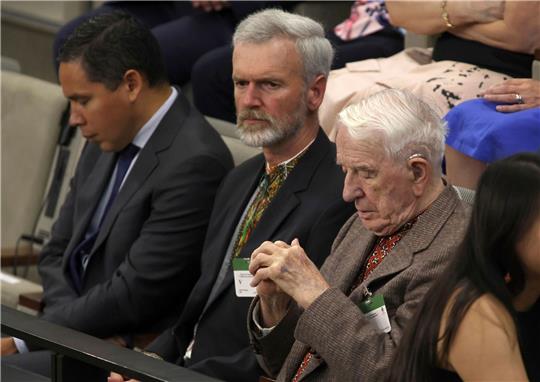 Jaroslaw Hunka (r) wartet im Unterhaus in Ottawa auf die Ankunft des ukrainischen Präsidenten Selenskyj.