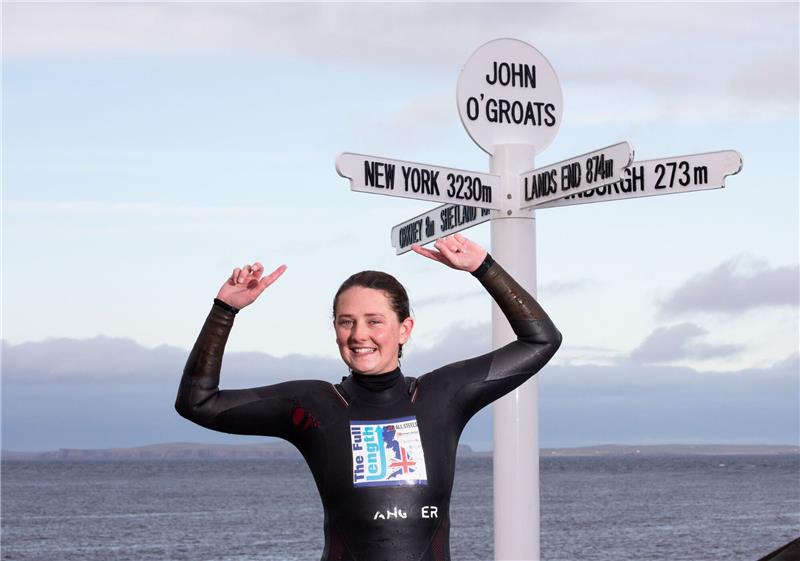 23-Jährige schwimmt Westküste Großbritanniens entlang Jasmine Harrison ist die gesamte Westküste Großbritanniens von Cornwall bis an die Nordostspitze Schottlands entlang geschwommen.
