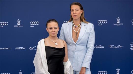 Jasna Fritzi Bauer (l) und Katharina Zorn bei der Verleihung des Deutschen Schauspielpreises 2022.