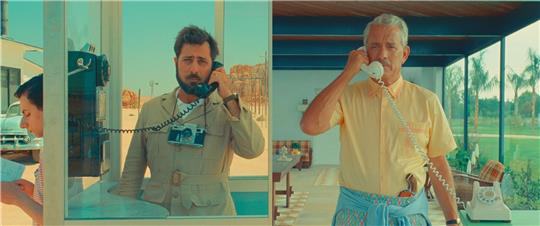 Jason Schwartzman als Mitch Campbell und Tom Hanks als Schwiegervater in einer Szene des Films "Asteroid City".