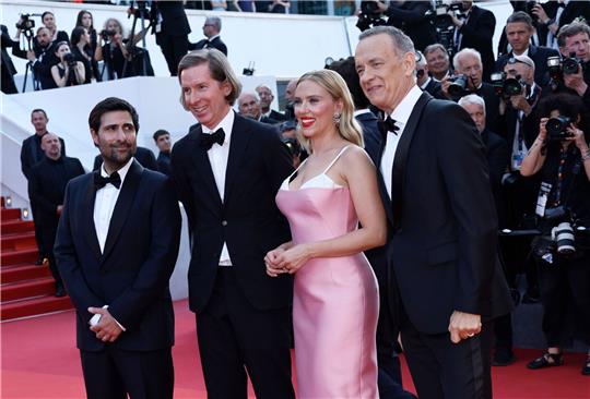 Jason Schwartzman (l-r), Wes Anderson, Scarlett Johansson und Tom Hanks stellen «Asteroid City» in Cannes vor.