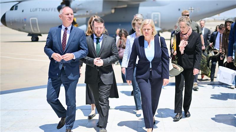 Faeser holt geplatzten Kurzbesuch in Syrien nach Jassir al-Dschundi (M), stellvertretender Außenminister von Syrien, begrüßt die Delegation am Flughafen von Damaskus.