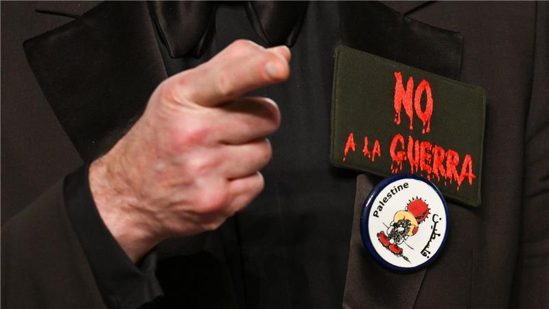 Javier Bardem kommt zu der Vanity Fair Oscar Party im Los Angeles County Museum of Art in Beverly Hills und trägt zwei Anstecker mit der Aufschrift „No a la guerra“ und „Palestine“.