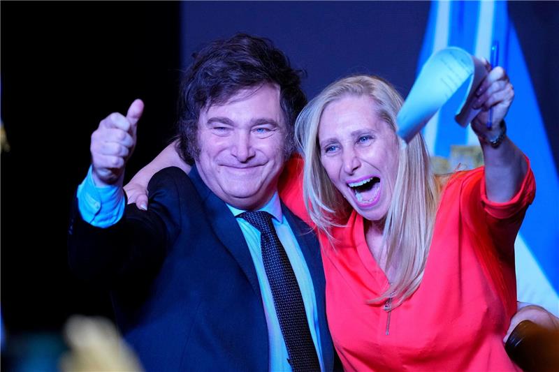 Javier Milei: Vom Rocksänger und Torwart zum Präsidenten Javier Milei feiert mit seiner Schwester Karina Milei.