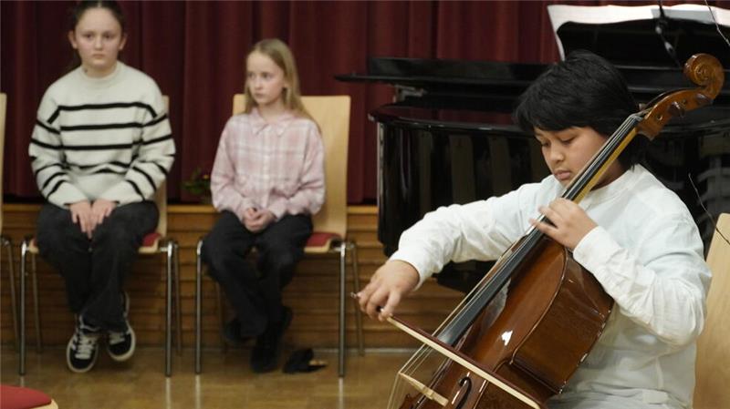 Warum engagieren sich so viele Bad Harzburger ehrenamtlich? Jay Keil (vorn) sowie Melina Llapashtika und Susanna de Vries steuern die musikalische Umrahmung bei.