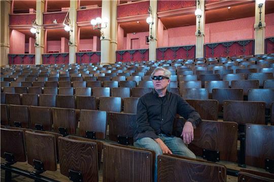 Jay Scheib, Regisseur der Neuproduktion des «Parsifal», sitzt mit einer Augmented Reality (AR) Brille im Zuschauerraum des Festspielhauses.