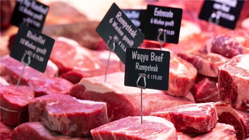 Inflation hartnäckig bei 2,3 Prozent Je höher die Inflationsrate, umso geringer die Kaufkraft der Menschen. Das spüren Verbraucher zum Beispiel beim Lebensmittelkauf.