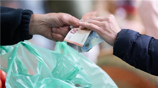 Je höher die Inflationsrate, umso weniger können sich die Menschen für einen Euro leisten. (Archivbild)
