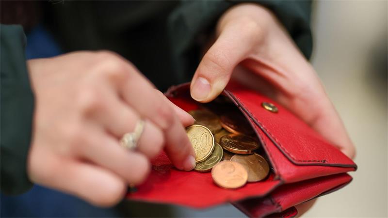 Niedrigwasser bremst Erholung der Wirtschaft spürbar Je höher die Teuerungsrate, umso geringer die Kaufkraft der Menschen: Sie können sich für einen Euro dann weniger leisten und halten sich mit größeren Anschaffungen zurück. (Symbolbild)