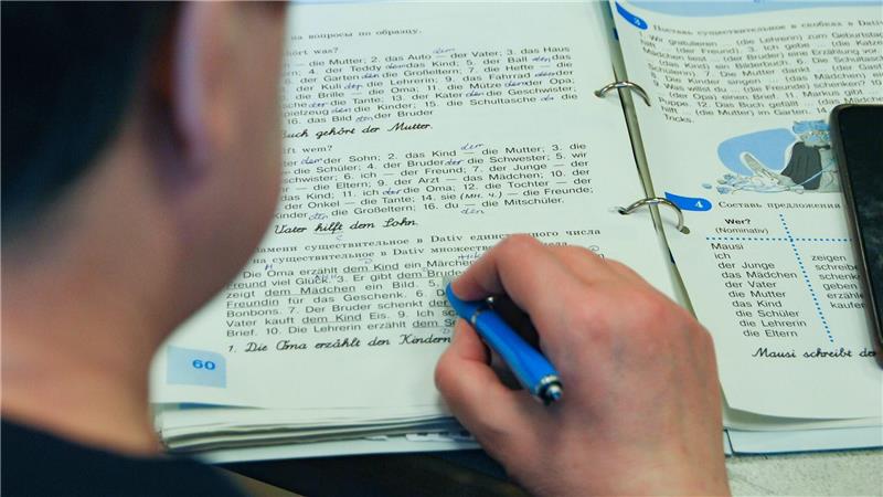 Je länger der Krieg in der Ukraine andauert, desto wichtiger ist für die von dort geflüchteten Menschen, dass sie die Sprache des Aufnahmelandes lernen. (Symbolfoto)