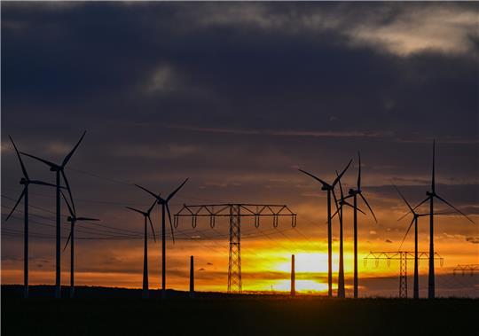 Je mehr der Strom durch Wind und Sonne erzeugt wird, desto schwankungsanfälliger ist das Angebot an Energie. Foto: Patrick Pleul|dpa