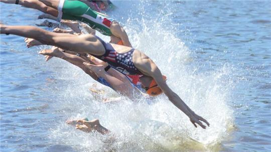 Je vielseitiger das Schwimmtraining ist, umso eher lässt sich die Leistung steigern.