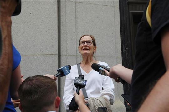 Jean Clickner, ein Gemeindemitglied der «Tree of Life»-Synagoge, spricht mit Journalisten nach der Verurteilung des antisemitischen Schützen.