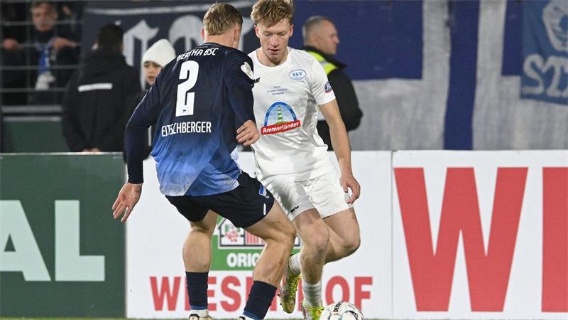 Jeddelohs Tom Kanowski (r.) sorgte mit seinen Flanken immer wieder für Gefahr im Berliner Strafraum.