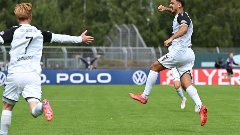 „Es ist unfassbar“: Jeddeloh II schafft Pokal-Sensation Jeddelohs Torschütze Haris Hyseni (r).