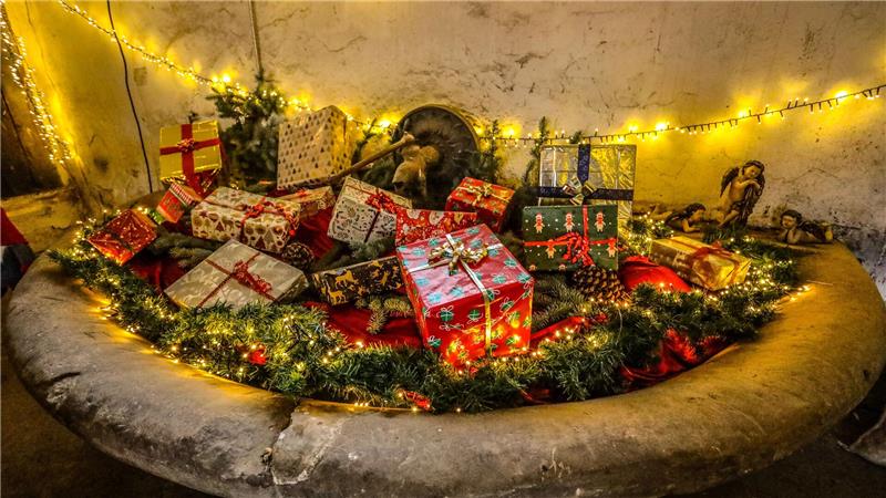 Bad Harzburg: So gewaltig ist der diesjährige Adventsmarkt im Gestüt Geschenke liegen drappiert in einem historischen Kübel. Darum befindet sich eine beleuchtete Girlande aus Tanne.