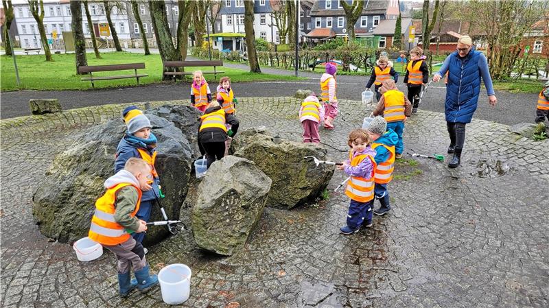 Viele kleine Oberharzer putzen ganz Clausthal-Zellerfeld Jede Fuge auf dem Thomas-Merten-Platz wird genau durchsucht. Foto: Skuza