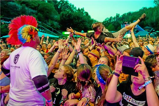 Jede Menge Konzerte und Unterhaltungsprogramm erwartet die Besucher von Rock am Beckenrand.  Archivfoto: Schönfisch