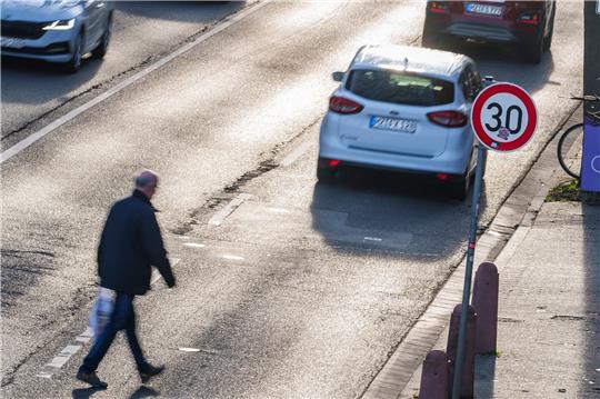 Jede Menge Schilder für die kleine Ausnahme. Bisher können Städte und Gemeinden Tempo-30-Zonen nur in wenigen Bereichen ausweisen und müssen diese dann aufwendig beschildern. Foto: dpa