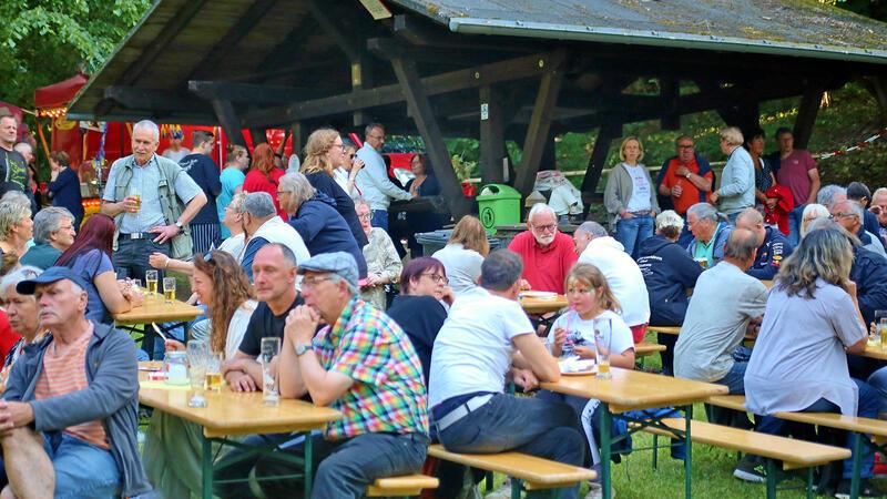 Jede Menge los: Vor einem Jahr kommen vor allem auch viele Einheimische in den Kurpark, um das Bergdorffest zu feiern.