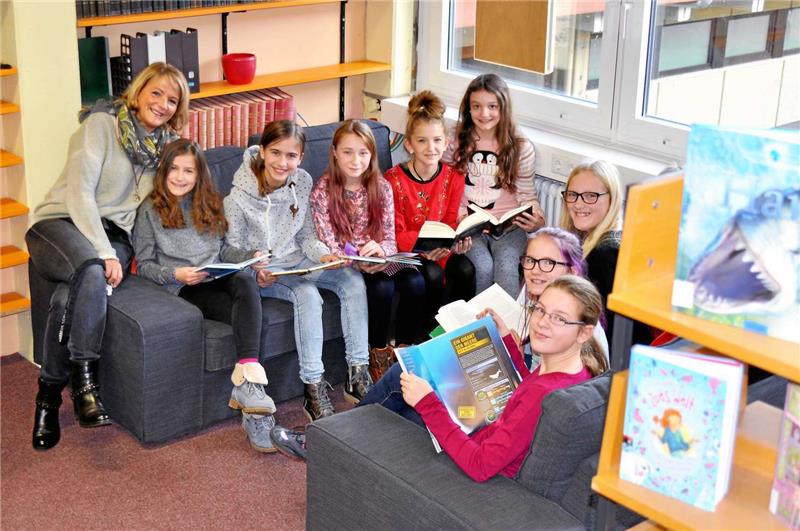 Jede Menge neue Bücher und eine gemütliche Sitzecke spendierte der Förderverein der RKS im laufenden Schuljahr für die Schulbibliothek. Und dank weiterer Privatspenden konnten neue Rechner und Monitore gekauft werden. Foto: Gundermann