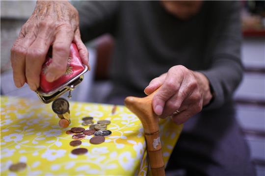 Jede Münze zählt: Eine Rentnerin mit ihrem Inhalt ihres Geldbeutel.
