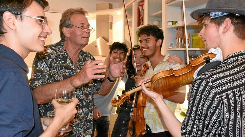 Sommerliche Hausmusik bei Dr. Christoph Engelhardt Jede Party endet in der Küche (v.li.) Alexandar Tomov, Christoph Engelhardt, Pablo Moleno, Charmaine Yang, Iury Santos und Caspar Hesprich.