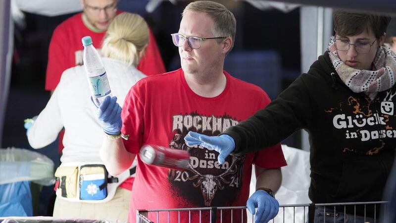Für den guten Zweck: Die Pfandsammler des Rockharz-Festivals Jede einzelne Flasche und Dose muss im Lager überprüft werden.
