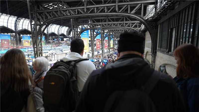 Reparatur nach Kabelschaden in Hamburg bis Donnerstagmorgen Jeden Tag fahren hunderte Züge am Hamburger Hauptbahnhof
