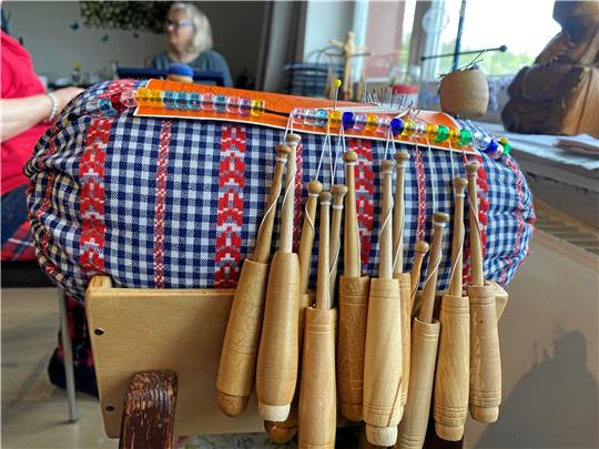 Jeder Besucher darf sich selbst an Faden und Klöppelkissen versuchen, gestartet wird allerdings mit lediglich zwei Klöppelpaaren. Fotos: Nachtweyh