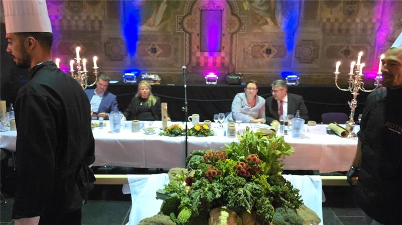 Viele Premieren beim 43. Goslarschen Pancket in der Kaiserpfalz Jeder Gang wird beim festlichen Mahl aufwendig inszeniert.