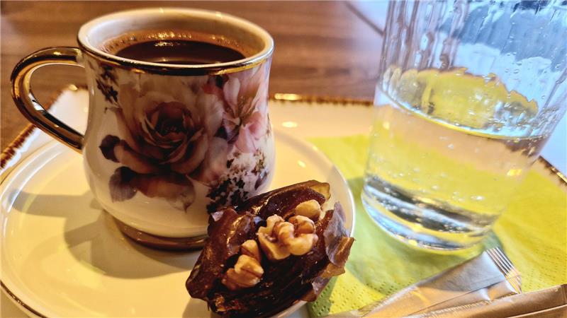 Neues Café: Zwei Freunde bringen Syrien auf die Teller der Harzer Jeder Gast erhält eine gefüllte Dattel, eine Spezialität aus Syrien.