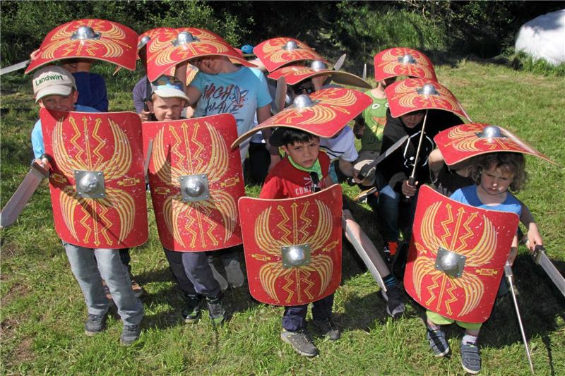 Jeder Leser eines Asterix-Bandes kennt sie: die Schildkröten-Formation, mit der sich römische Legionäre schützten. Am Harzhorn können die Kinder in die Zeit um 235 nach Christus abtauchen. Fotos: Gereke