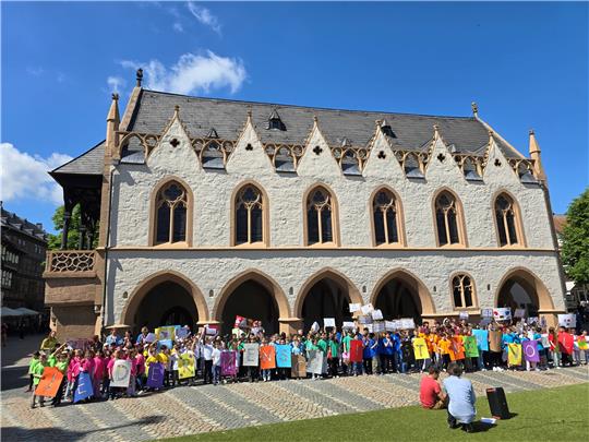 “Jeder Mensch ist anders.“ – Kinder der Goetheschule feiern mit bunten Schildern 75 Jahre Grundgesetz. Fotos: Schlimme, Sowa