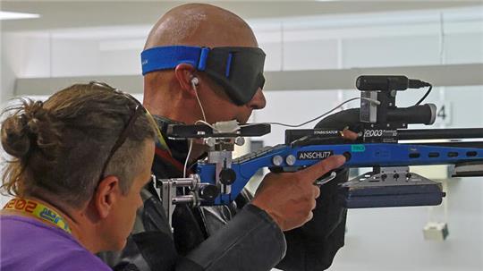 Jeder Schütze hat einen Assistenten, der ihm durch verabredete Berührungen signalisiert, in welche Richtung nachgesteuert werden muss. Der Schütze selbst kann sich einzig auf sein Ohr verlassen. Fotos (3): Epping