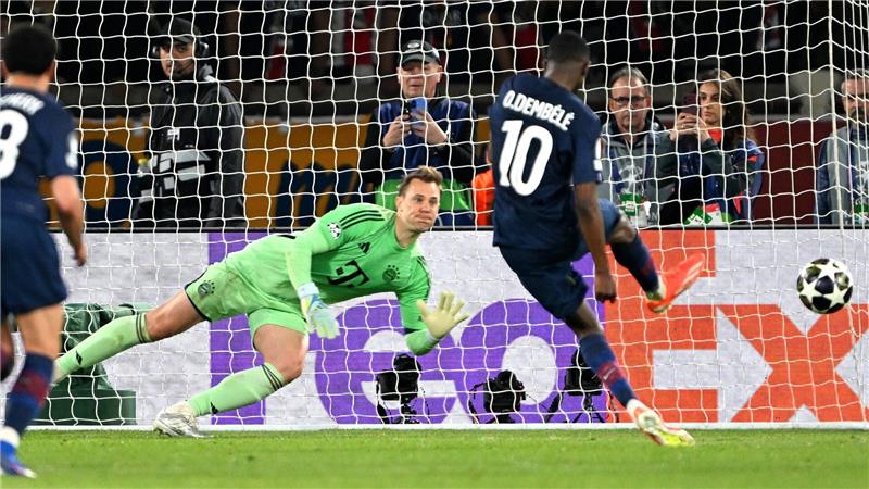 Jeder Schuss ein Treffer: Manuel Neuer kassierte in seinem 160. Königsklassenspiel erstmals fünf Tore, hier beim Elfmeter von Ousmane Dembélé zum 3:2 für Paris.