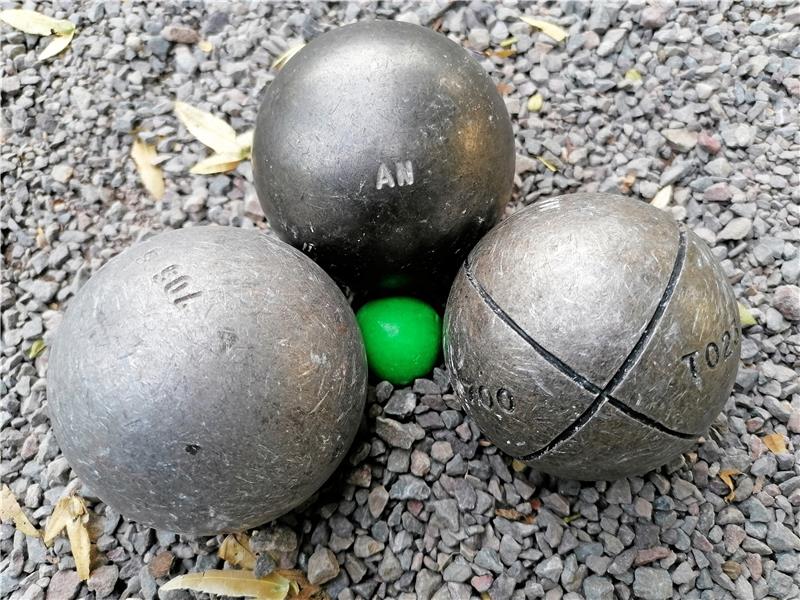 Jeder Spieler hat seine eigenen Boule-Kugeln aus Stahl. Sie wiegen pro Stück um die 700 Gramm. Foto: Vereinsarchiv