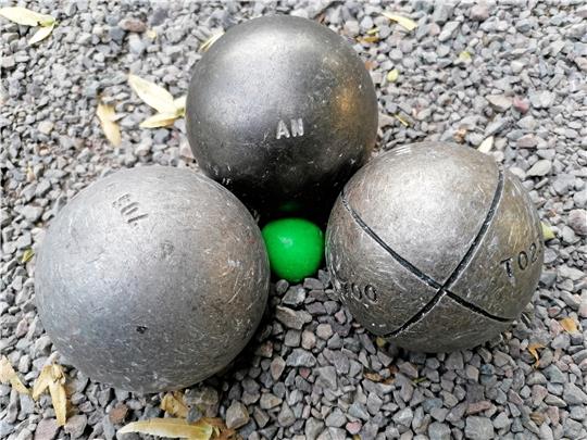 Jeder Spieler hat seine eigenen Boule-Kugeln aus Stahl. Sie wiegen pro Stück um die 700 Gramm. Foto: Vereinsarchiv