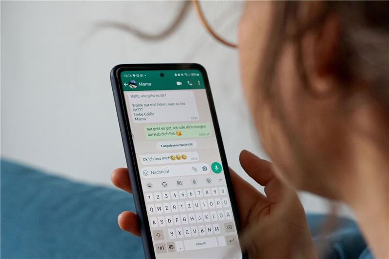 Was Generationen beim Chatten trennt und eint «Jeder darf sich seine persönlichen Eigenheiten bewahren»: Eine Frau schreibt über den Messengerdienst WhatsApp.