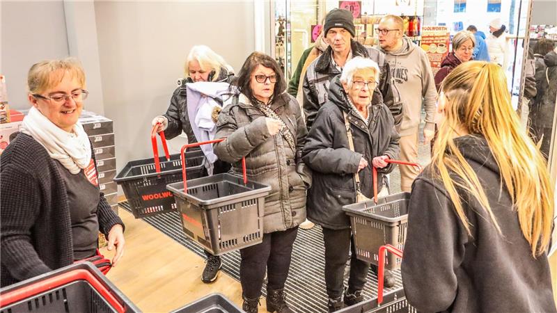 Lange Schlangen zur Eröffnung: Woolworth lockt viele Oberharzer an Jeder, der den neuen Woolworth betritt, nimmt sich einen Korb und stöbert durch das Sortimet.