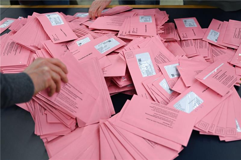 Das müssen Sie über die Hessen-Wahl wissen Jeder und jede Wahlberechtigte in Hessen hat zwei Stimmen. Mit der einen wird eine Landesliste einer Partei oder Wählergruppe gewählt.