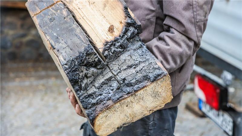 Clausthals Kirche nach Brand: Verkohlte Balken legen Ausmaß frei Jeder verkohlte Balken muss abgetragen werden, um die Statik der Marktkirche zu sichern.