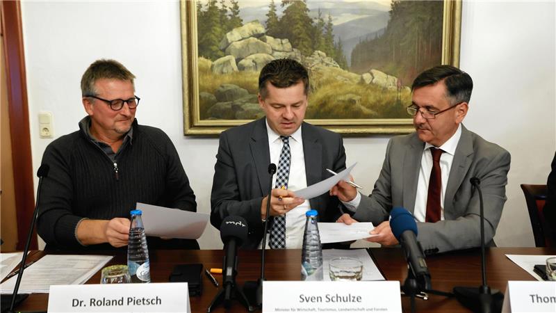 "Jeder wächst mit seinen Aufgaben", sagt Halberstadts Landrat Thomas Balcerowski (r.) über die neue Rolle von Wirtschaftsminister Sven Schulze (M.) als designierter CDU-Spitzenkandidat für die Landtagswahlen 2026. Das Bild zeigt beide 2022 mit Nationalparkleiter Roland Pietsch bei der Unterzeichnung eines Papiers zur Waldbrandprävention.