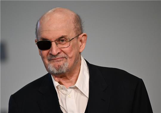 «Jeder wusste, dass er», Donald Trump, «ein Idiot und Lügner war», sagt Autor Salman Rushdie vor der diesjährigen US-Wahl. «Ich hoffe nur, dass sie nicht wieder darauf hereinfallen.»