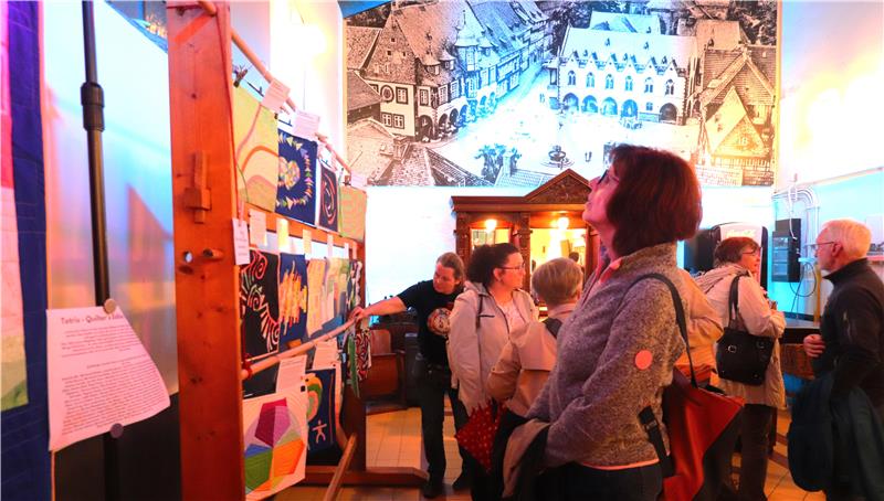 Jedes Fleckchen wird zu Ausstellungszwecken genutzt, auch das Foyer: Das Kulturkraftwerk ist eine von mehreren Locations, in denen die Patchwork-Gilde ihr 40-jähriges Bestehen feiert.