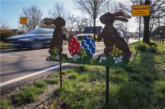 Jedes Jahr beantworten freiwillige Helfer im Dorfgemeinschaftshaus der Ortschaft Briefe, die Kinder aus ganz Deutschland und dem Ausland an den Osterhasen geschickt haben.